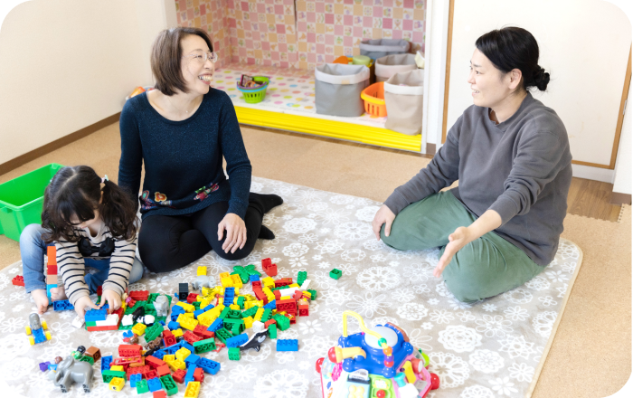 理事長と子どもが微笑んでいる写真